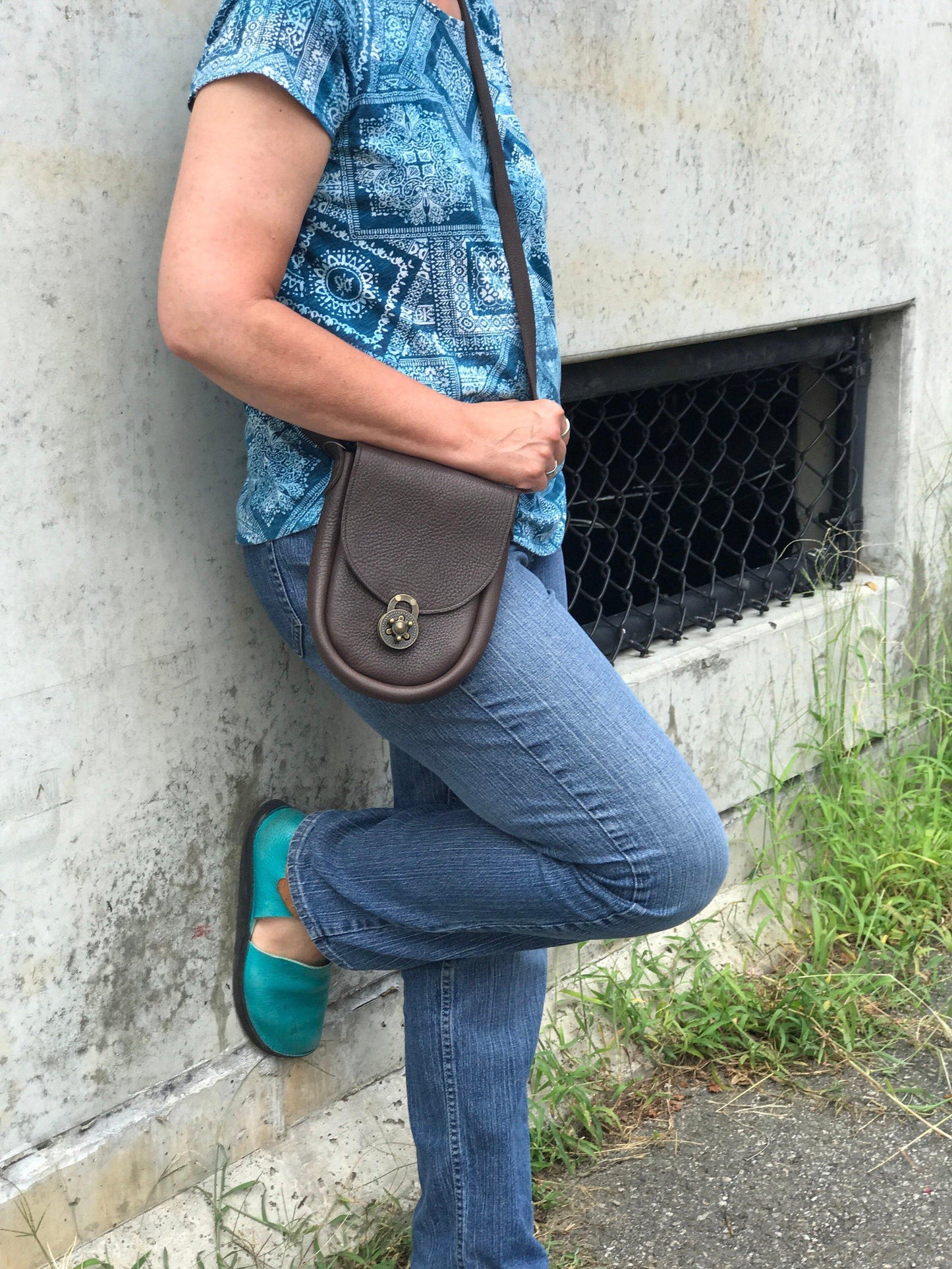Ginger Crossbody Handbag in Tobacco Bullhide
